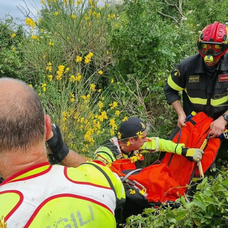 Anziano cade tra gli arbusti a Osilo, interviene l'elicottero dei Vigili del Fuoco