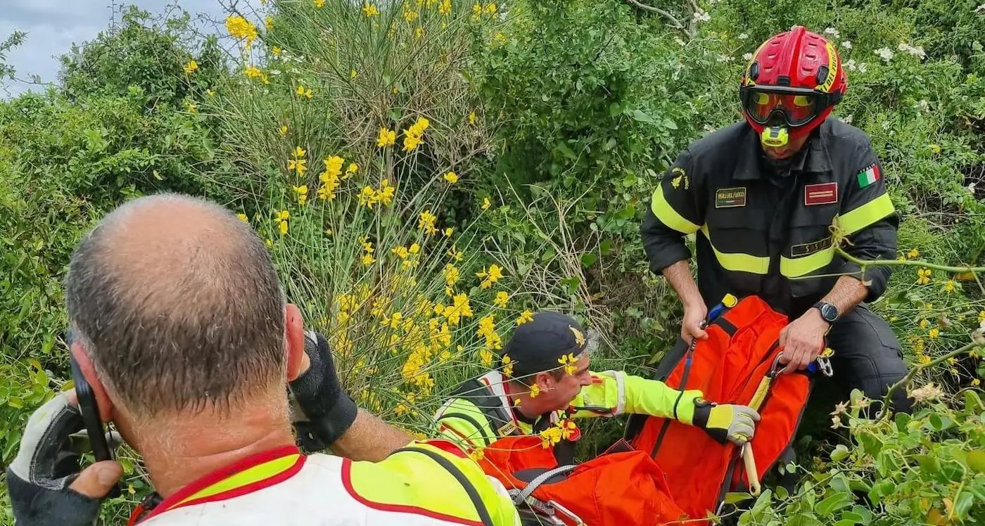 Anziano cade tra gli arbusti a Osilo, interviene l'elicottero dei Vigili del Fuoco