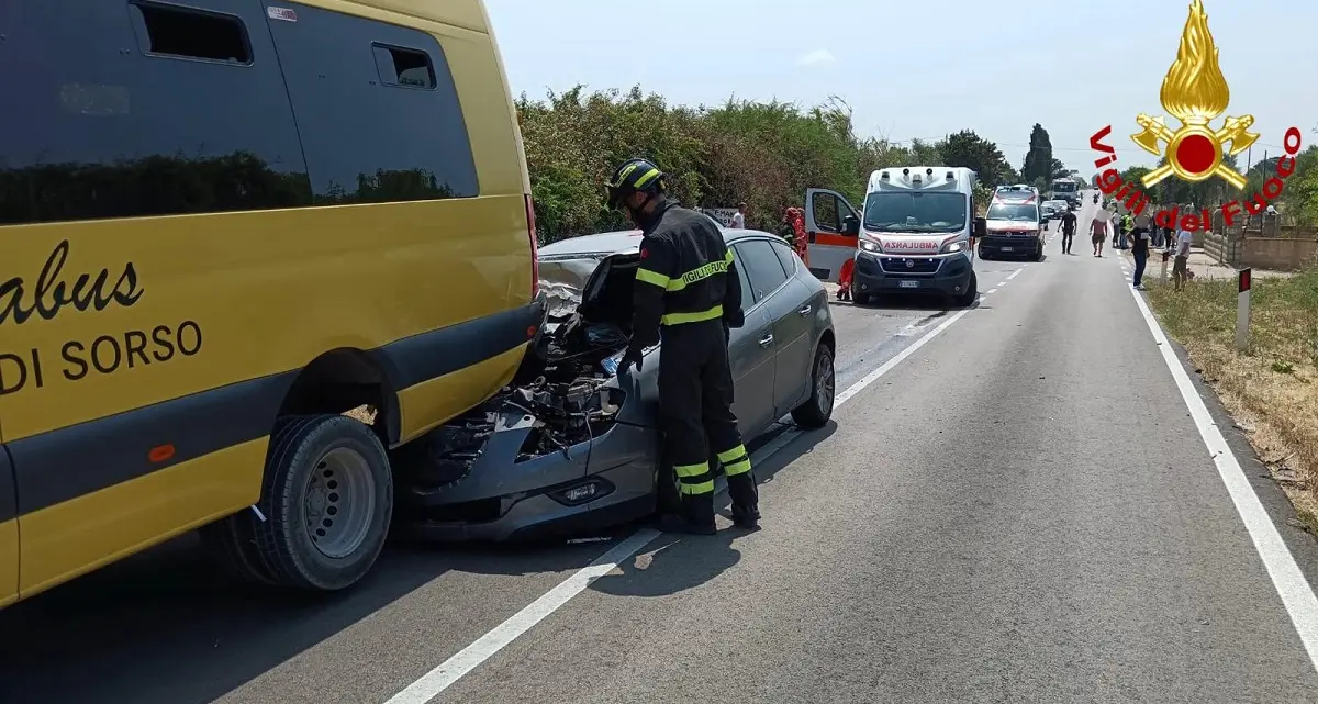 Tamponamento tra auto e scuolabus a Castelsardo: feriti sette bambini e due adulti