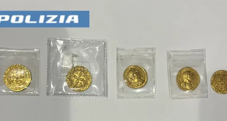 Monete antiche nei bagagli: fermati due passeggeri all'aeroporto di Cagliari