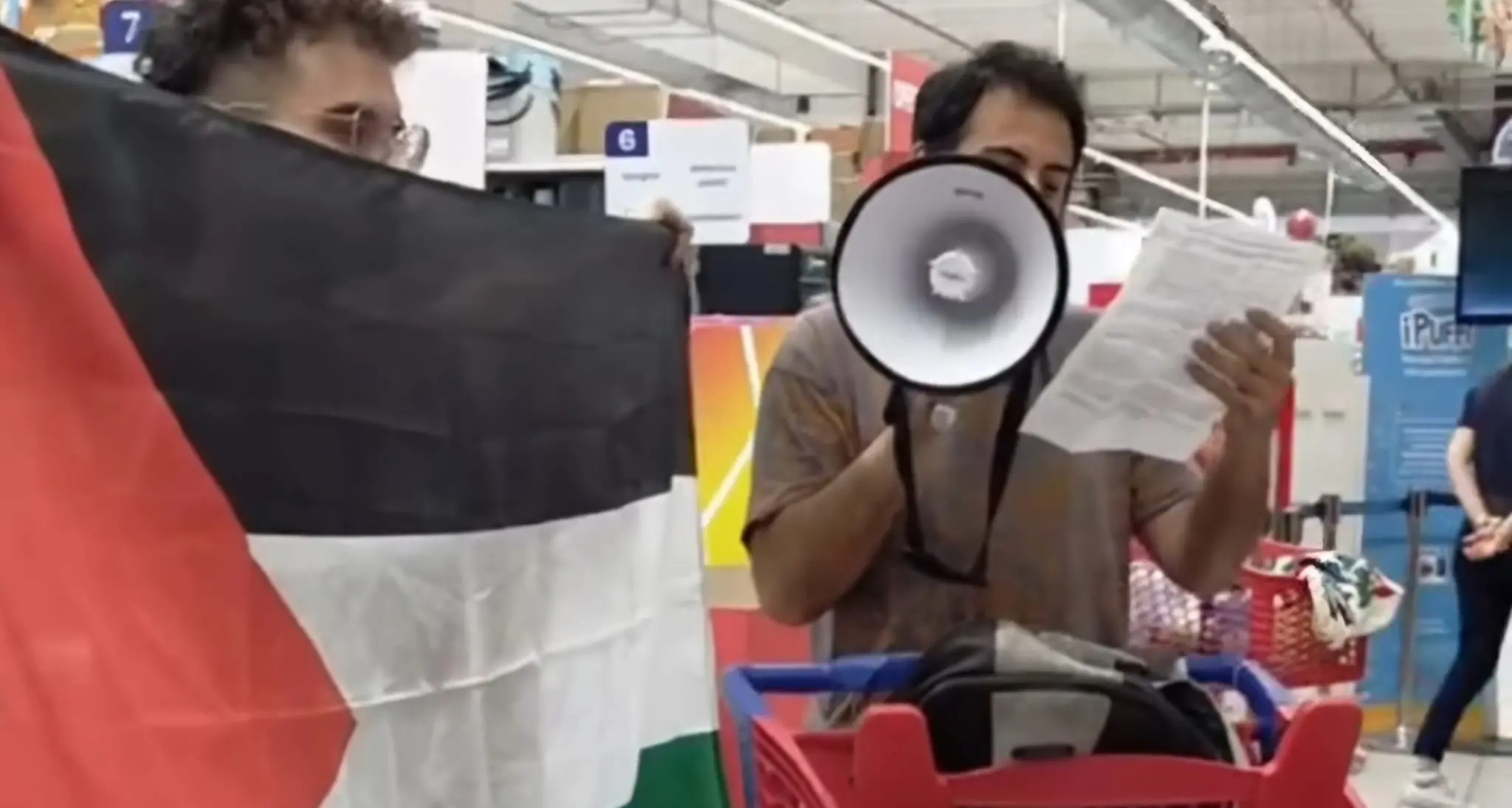 “L’Iva è un’ingiustizia sociale”: attivisti bloccano le casse di un supermercato a Sassari