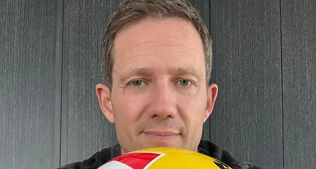 Sebastian Ogier trionfa per la quinta volta al Rally Italia Sardegna: festa grande a Olbia