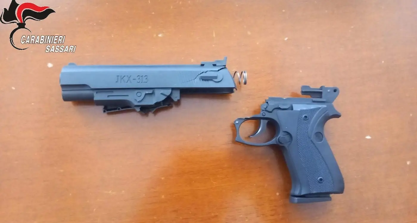 A scuola con la pistola giocattolo modificata, denunciato un minorenne