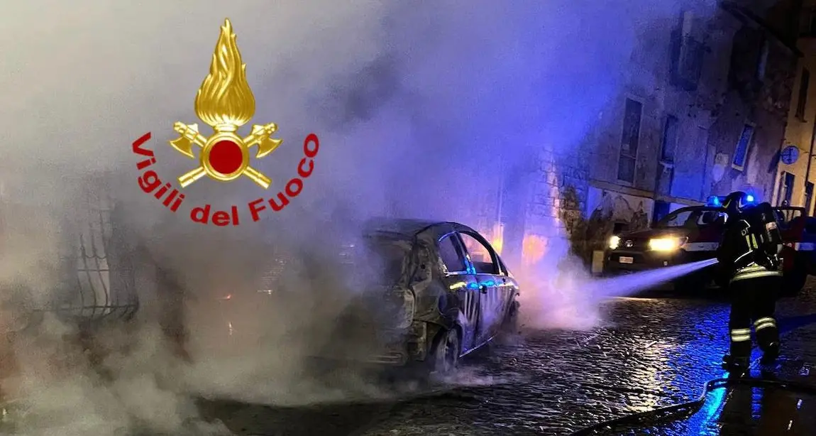 Auto in fiamme nella notte a Orgosolo, danni anche a una cabina elettrica