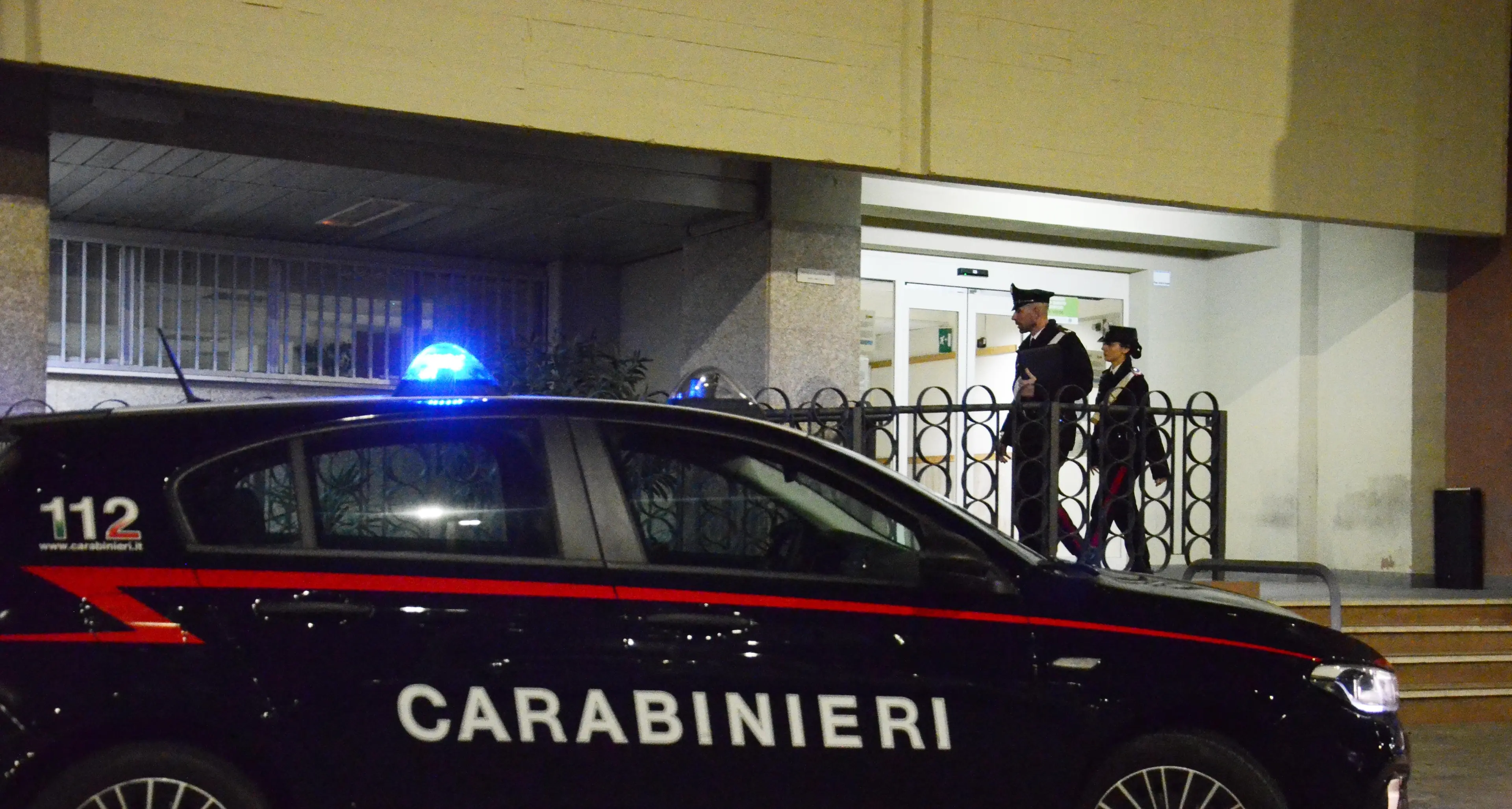 Sfonda il portone di casa di una studentessa per violentarla: 24enne arrestato a Quartu