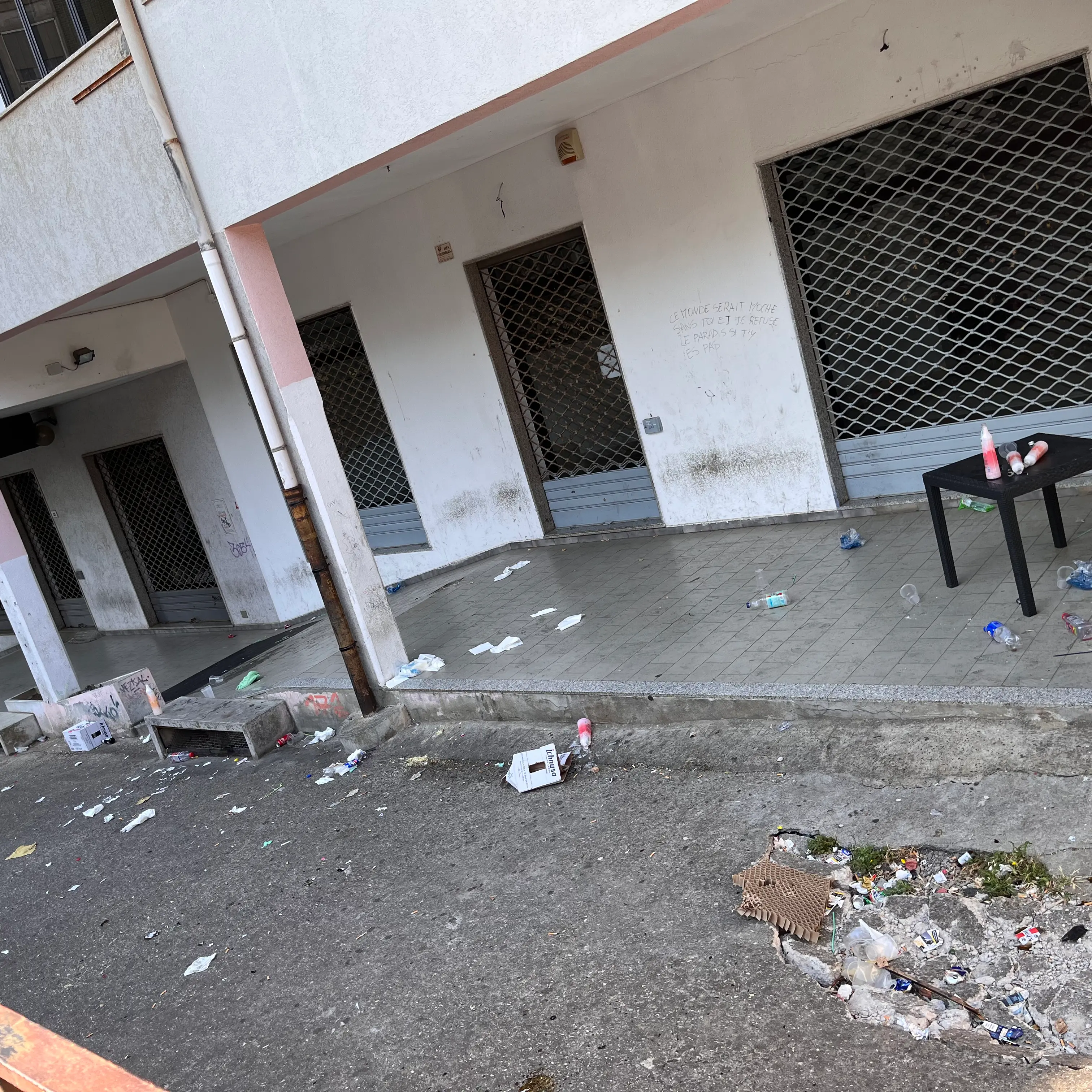 Giovani scatenati tra urla e rifiuti nel cuore della notte a Iglesias