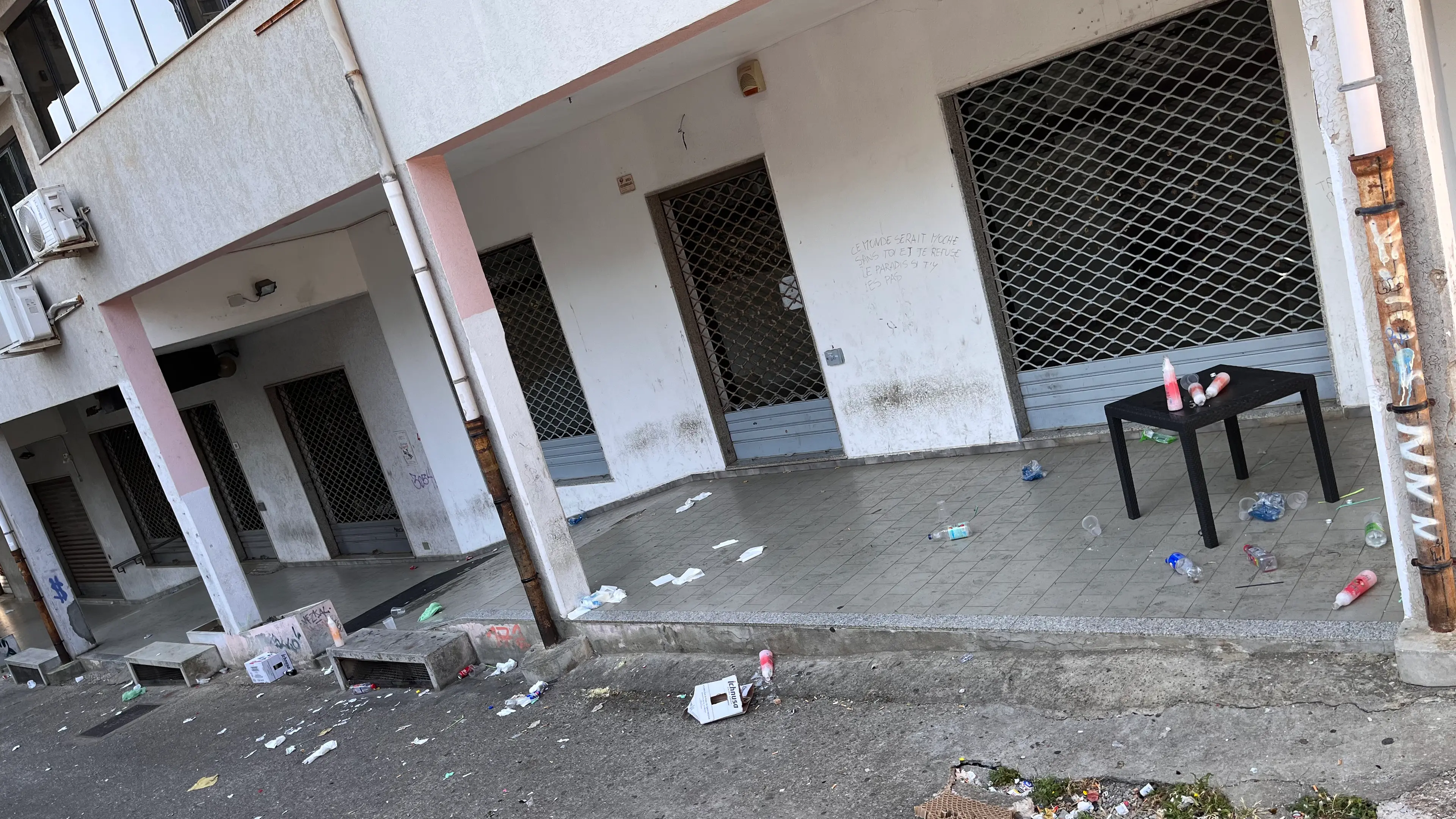 Giovani scatenati tra urla e rifiuti nel cuore della notte a Iglesias