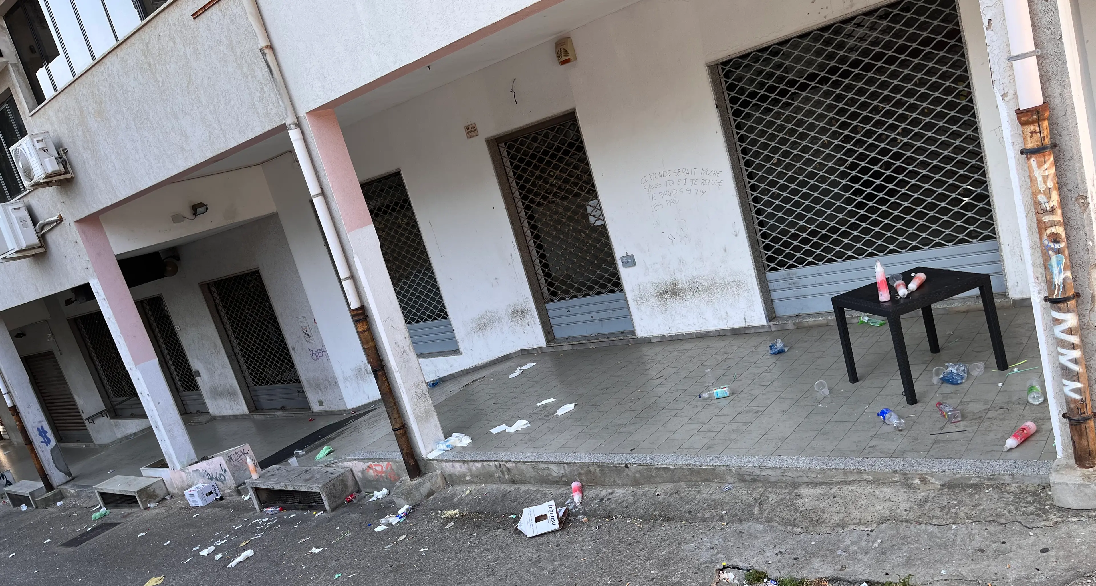 Giovani scatenati tra urla e rifiuti nel cuore della notte a Iglesias