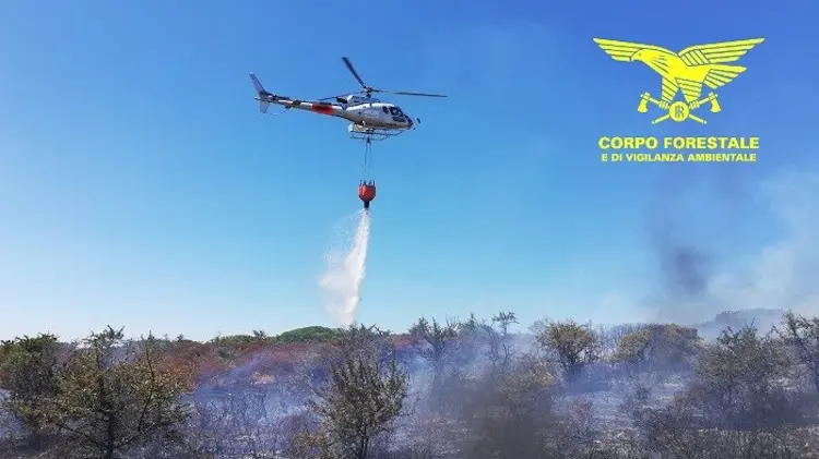 Oltre duecento ettari in fiamme a Dualchi, proseguono le attività di spegnimento e bonifica