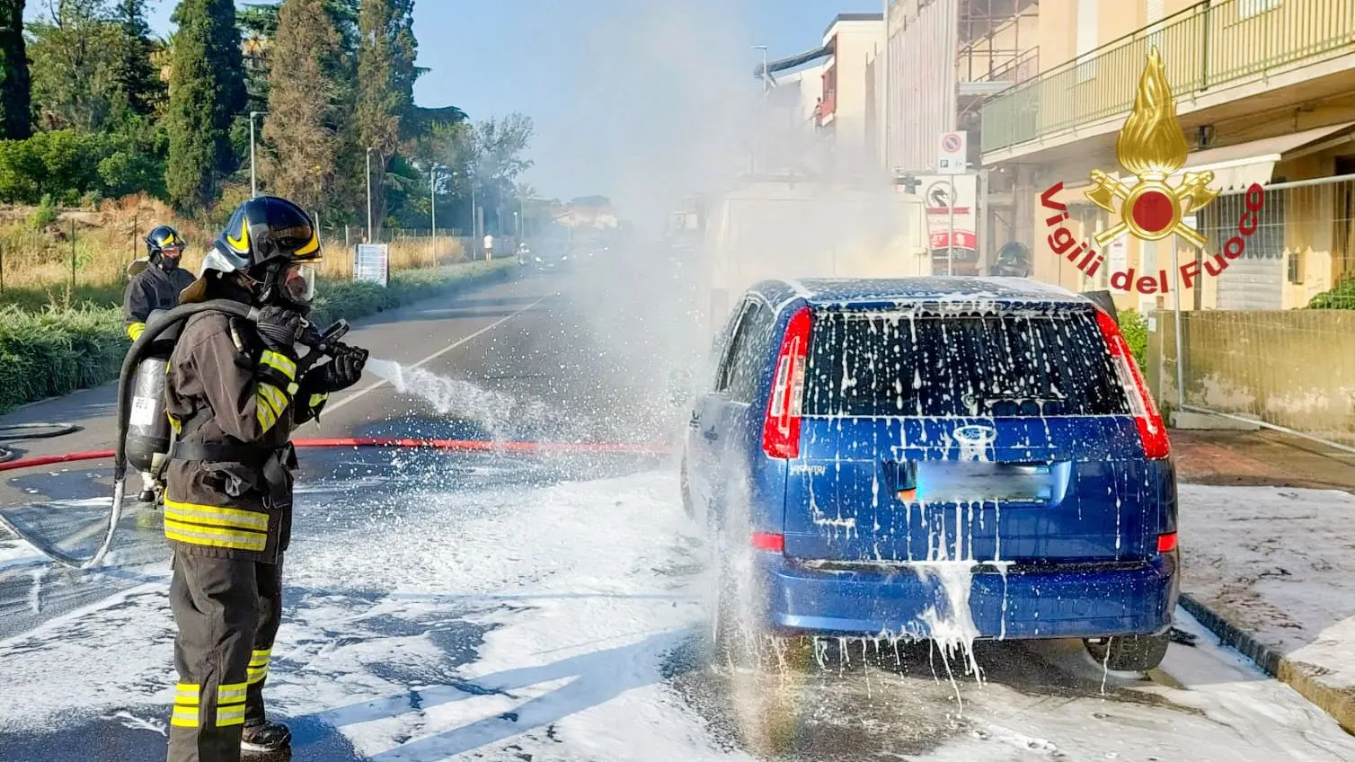 Incendio a Oristano: auto a GPL in fiamme, intervento dei Vigili del fuoco