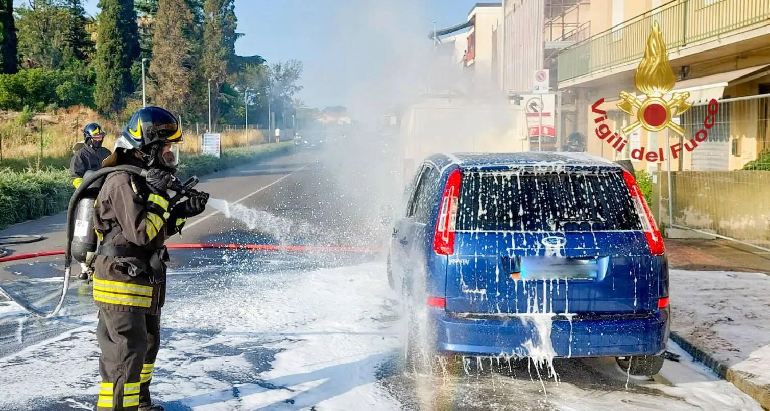 Incendio a Oristano: auto a GPL in fiamme, intervento dei Vigili del fuoco