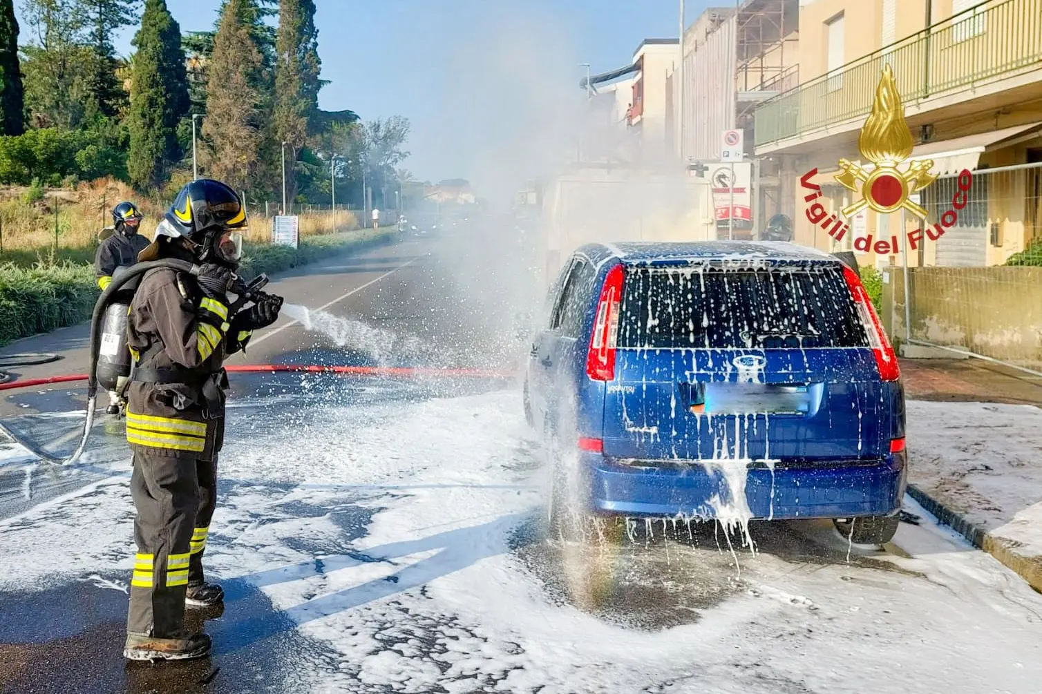 Incendio a Oristano: auto a GPL in fiamme, intervento dei Vigili del fuoco