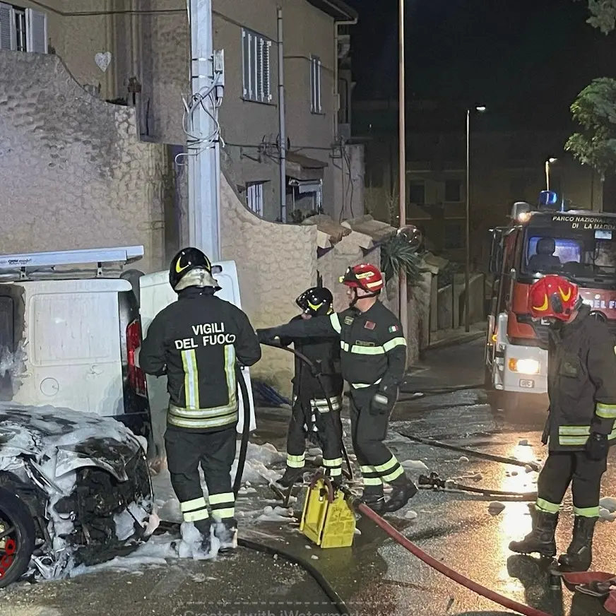 Incendio notturno a La Maddalena: due auto in fiamme