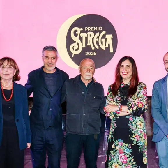 Premio Strega 2025: la cinquina finalista sbarca in Sardegna