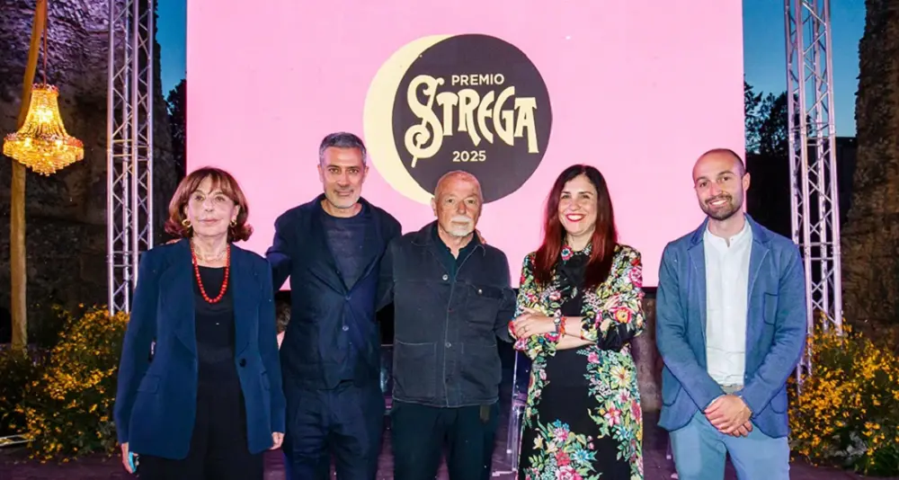 Premio Strega 2025: la cinquina finalista sbarca in Sardegna