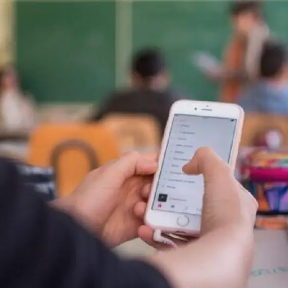 Stop agli smartphone a scuola: dal prossimo anno vietati anche alle superiori