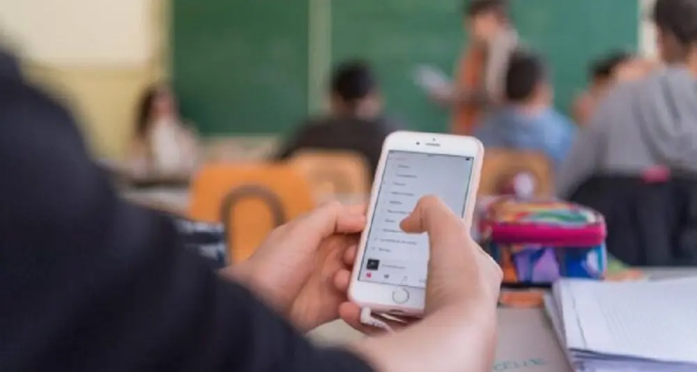 Stop agli smartphone a scuola: dal prossimo anno vietati anche alle superiori