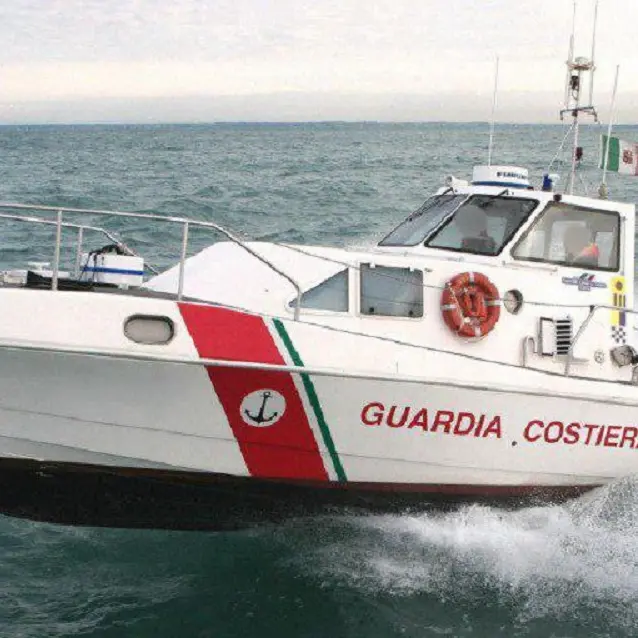 Turista trasportata al largo dal vento a Stintino: salvata dalla Guardia Costiera