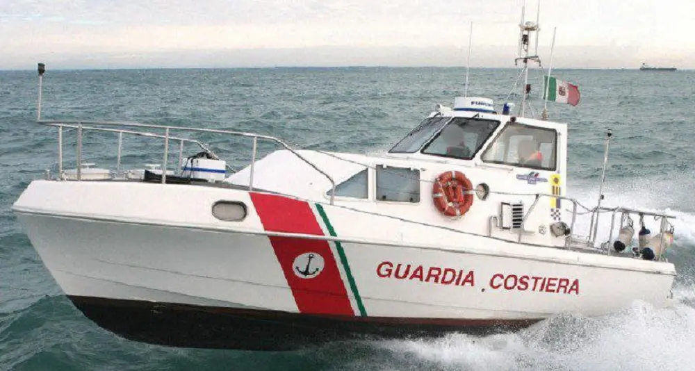 Turista trasportata al largo dal vento a Stintino: salvata dalla Guardia Costiera