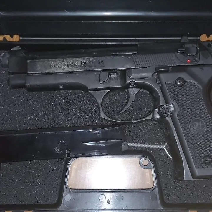 Spari nella notte ad Alghero, poi la scoperta: pistola a salve, droga e una katana in casa