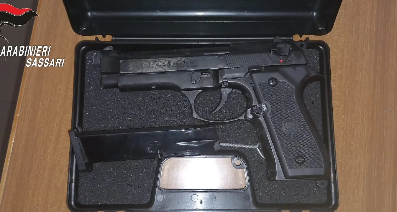 Spari nella notte ad Alghero, poi la scoperta: pistola a salve, droga e una katana in casa