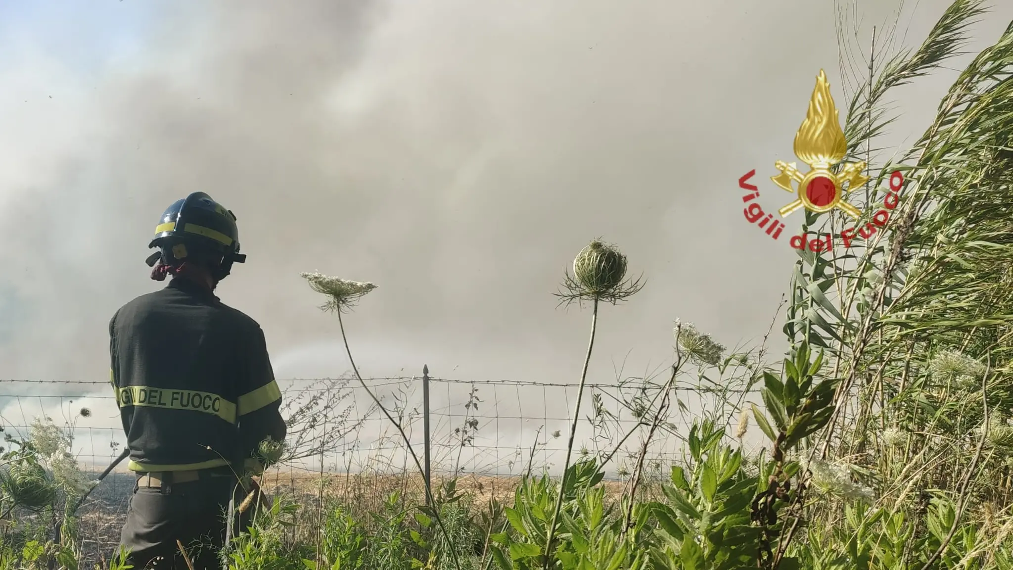 Vasto incendio a Villasor: Vigili del Fuoco in azione per domare le fiamme