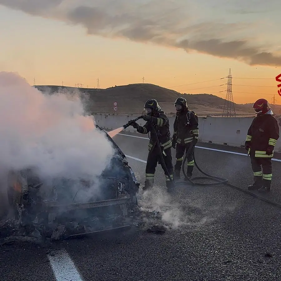 Auto in transito prende fuoco sulla SS 131: momenti di paura vicino a Olbia | IL VIDEO
