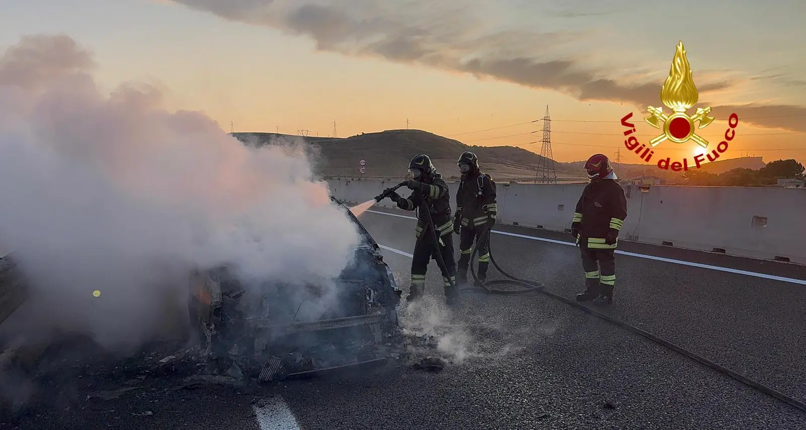 Auto in transito prende fuoco sulla SS 131: momenti di paura vicino a Olbia | IL VIDEO