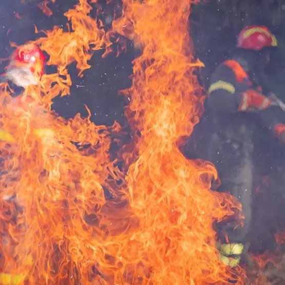 Panico per un vasto incendio a San Giovanni Suergiu: evacuate un centinaio di persone