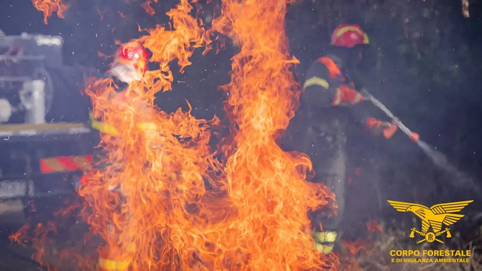 Panico per un vasto incendio a San Giovanni Suergiu: evacuate un centinaio di persone
