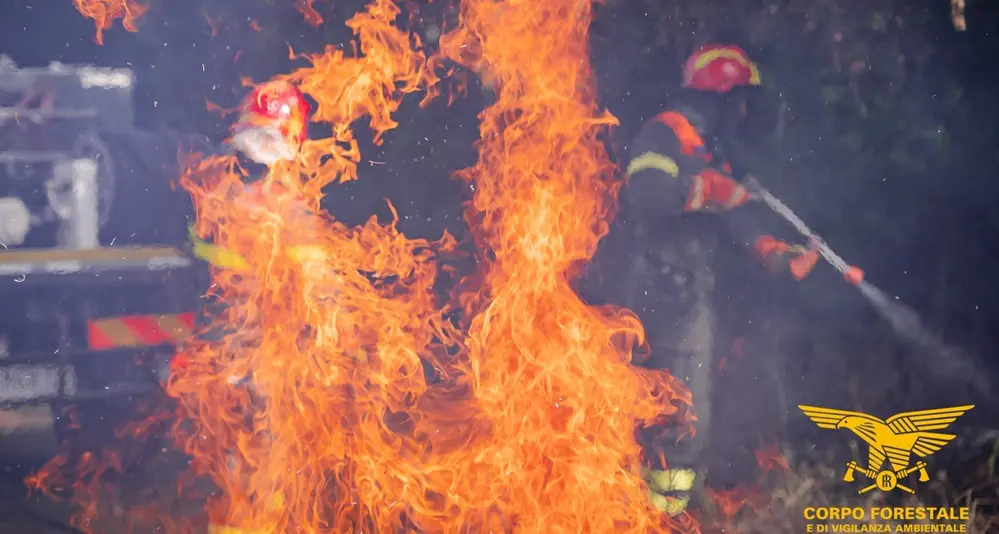Panico per un vasto incendio a San Giovanni Suergiu: evacuate un centinaio di persone