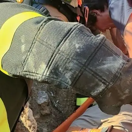 Turista tedesca si infortuna sugli scogli ad Alghero: salvata dai Vigili del Fuoco