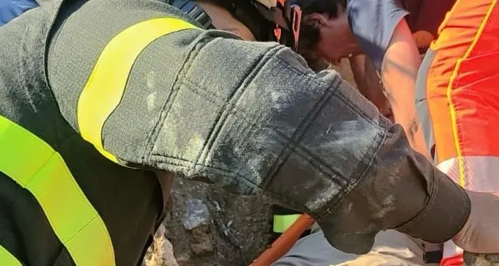 Turista tedesca si infortuna sugli scogli ad Alghero: salvata dai Vigili del Fuoco
