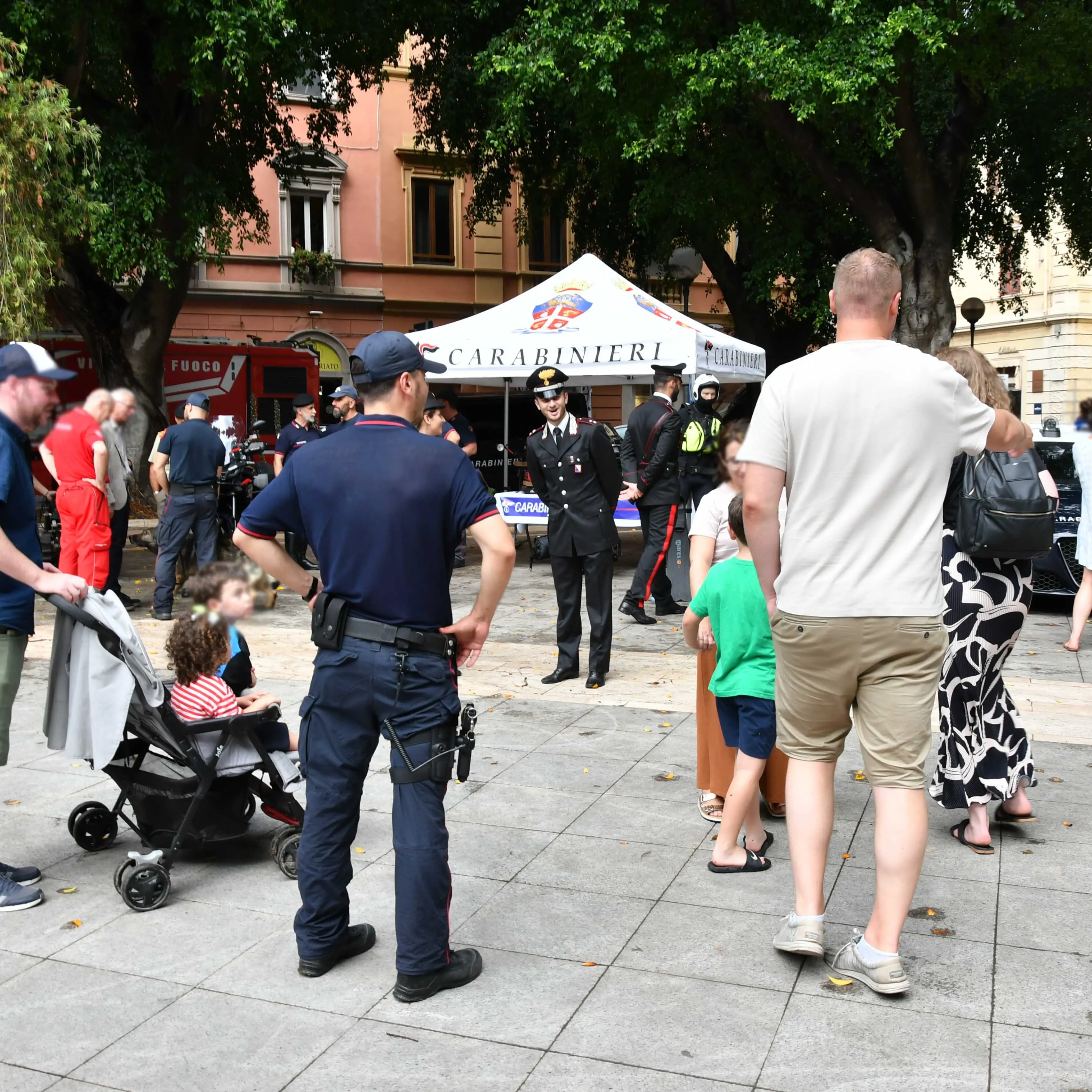 Piazza del Carmine si anima con le Forze dell’Ordine e i volontari a Cagliari
