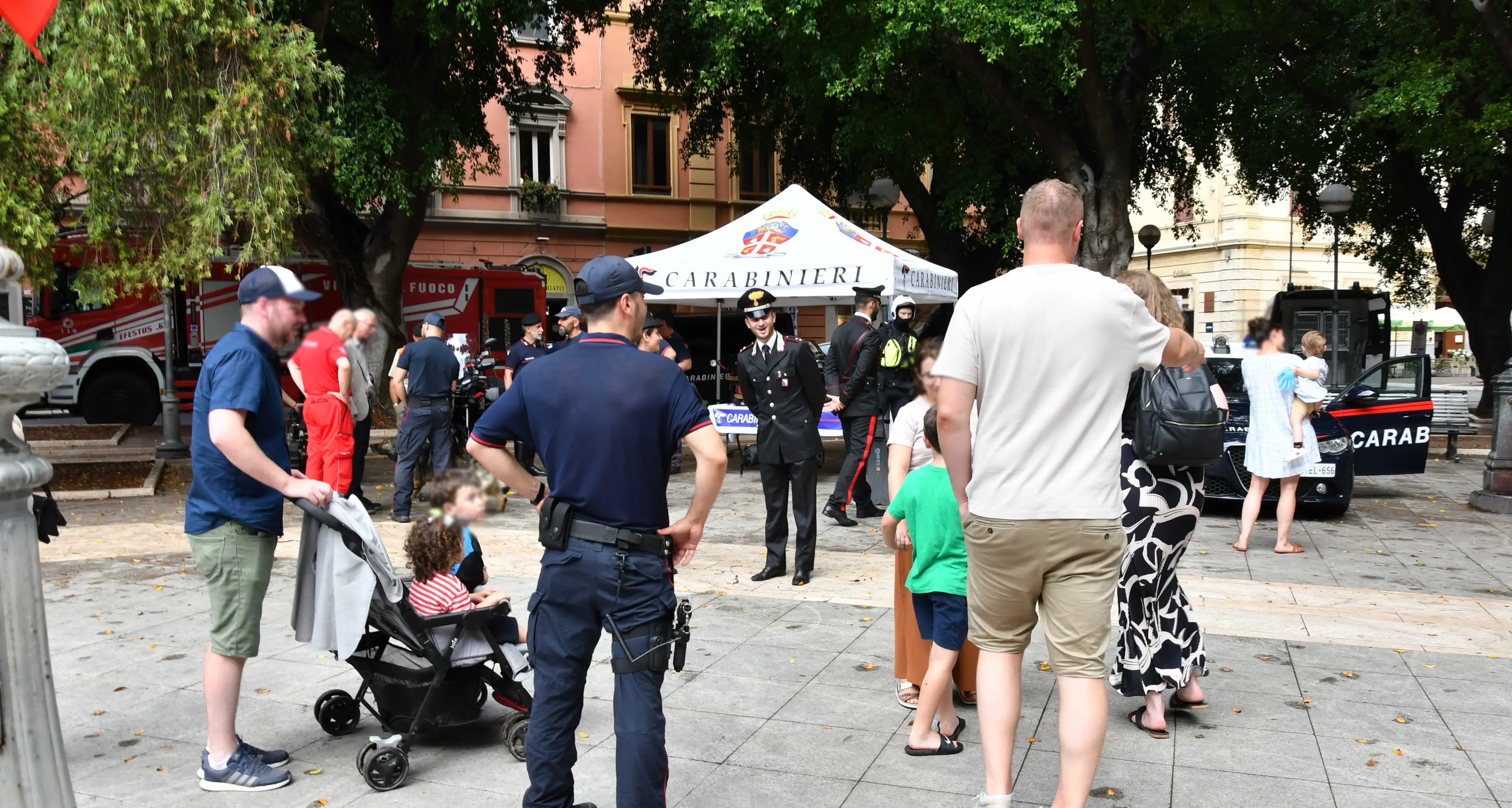 Piazza del Carmine si anima con le Forze dell’Ordine e i volontari a Cagliari