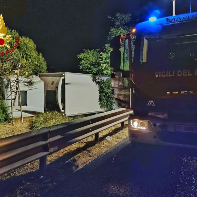 Notte di tensione sulla SS 131: camion si ribalta ed esce dalla carreggiata in direzione Sassari