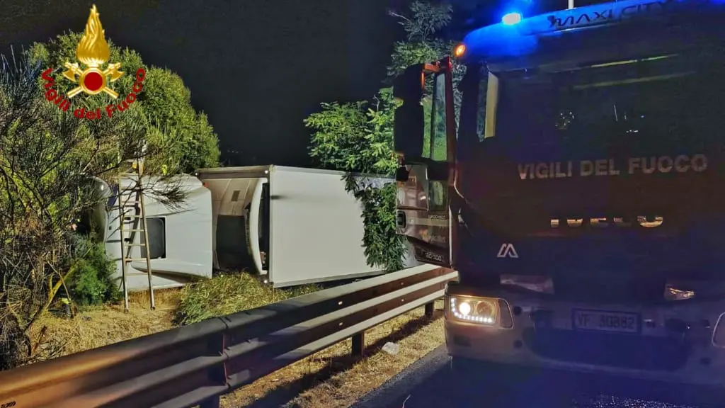 Notte di tensione sulla SS 131: camion si ribalta ed esce dalla carreggiata in direzione Sassari