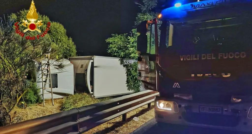 Notte di tensione sulla SS 131: camion si ribalta ed esce dalla carreggiata in direzione Sassari