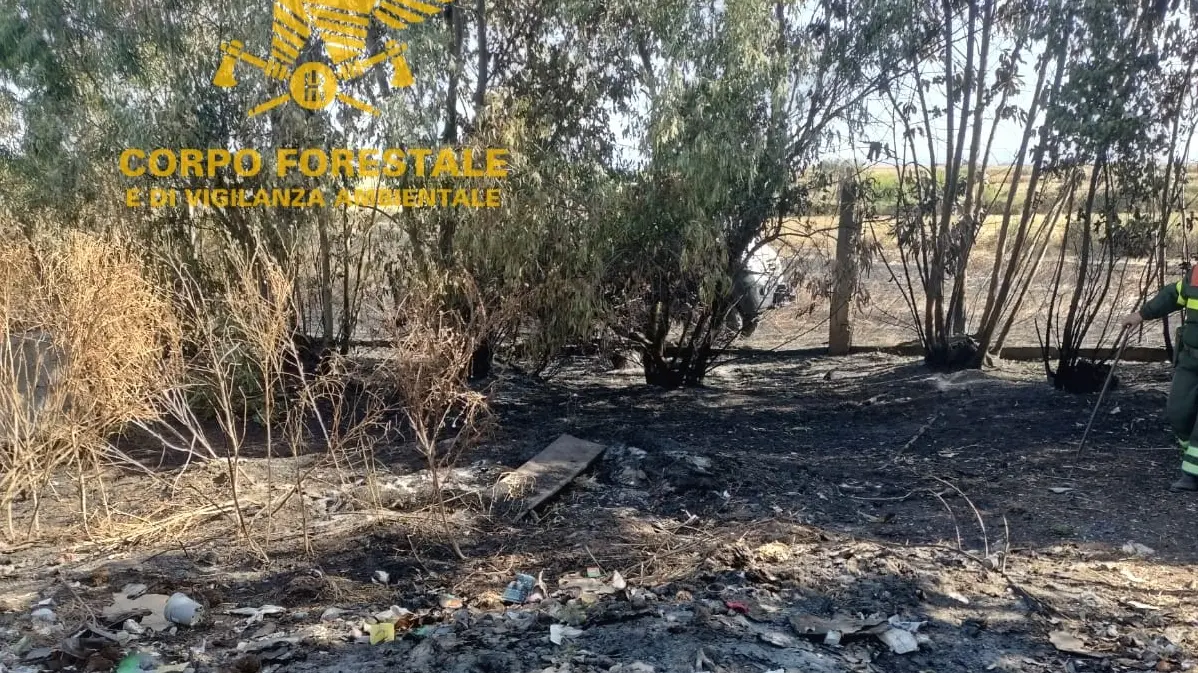 Santa Giusta. Ha 80 anni e ha innescato l’inferno: denunciato per incendio colposo