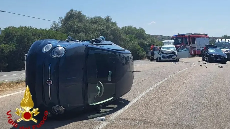 Incidente a Olbia, auto si ribalta dopo scontro a catena: dieci feriti