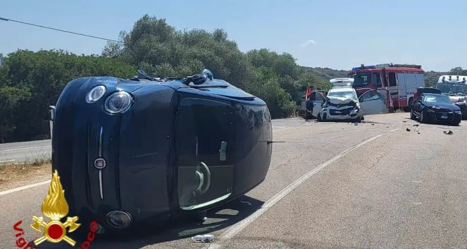 Incidente a Olbia, auto si ribalta dopo scontro a catena: dieci feriti