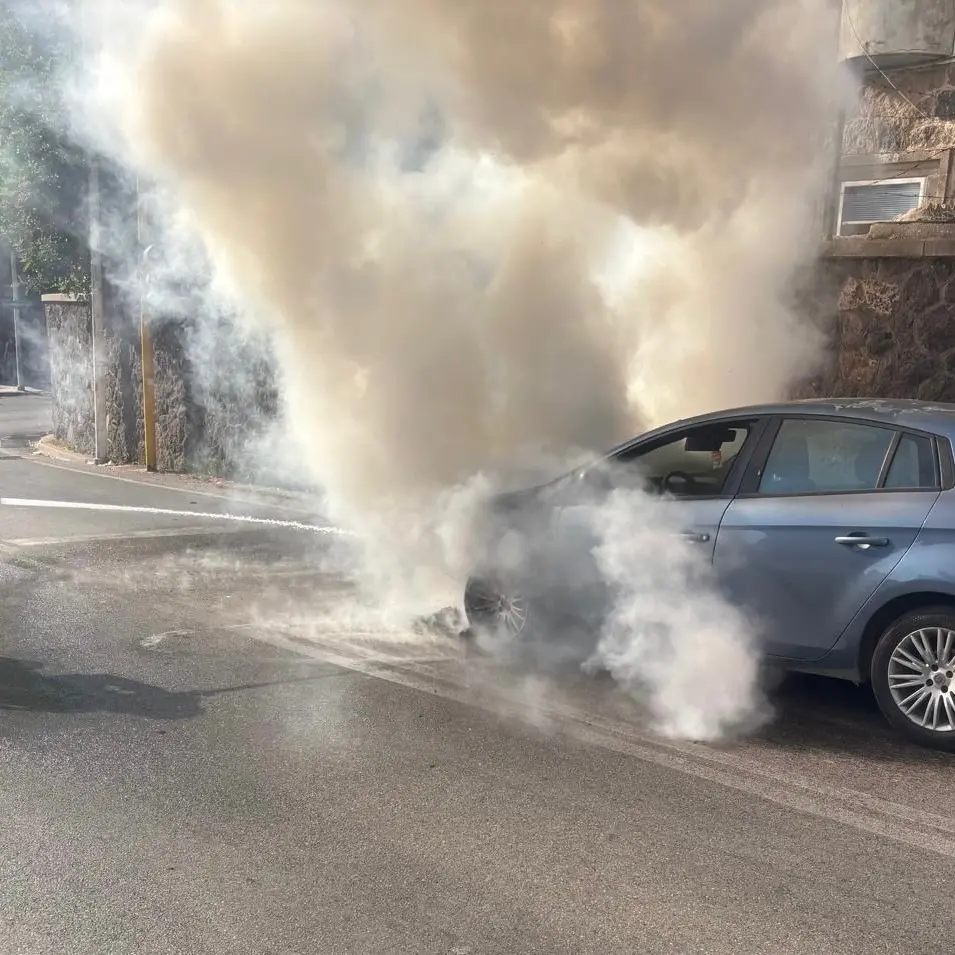Auto in fiamme a Sassari: la conducente si mette in salvo