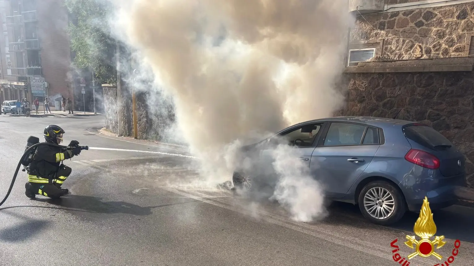 Auto in fiamme a Sassari: la conducente si mette in salvo