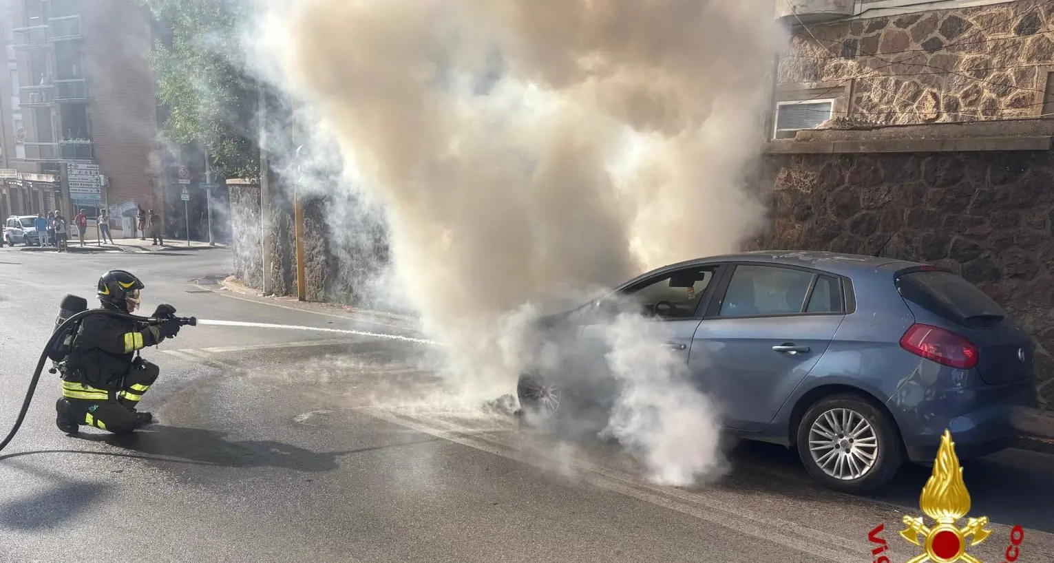 Auto in fiamme a Sassari: la conducente si mette in salvo