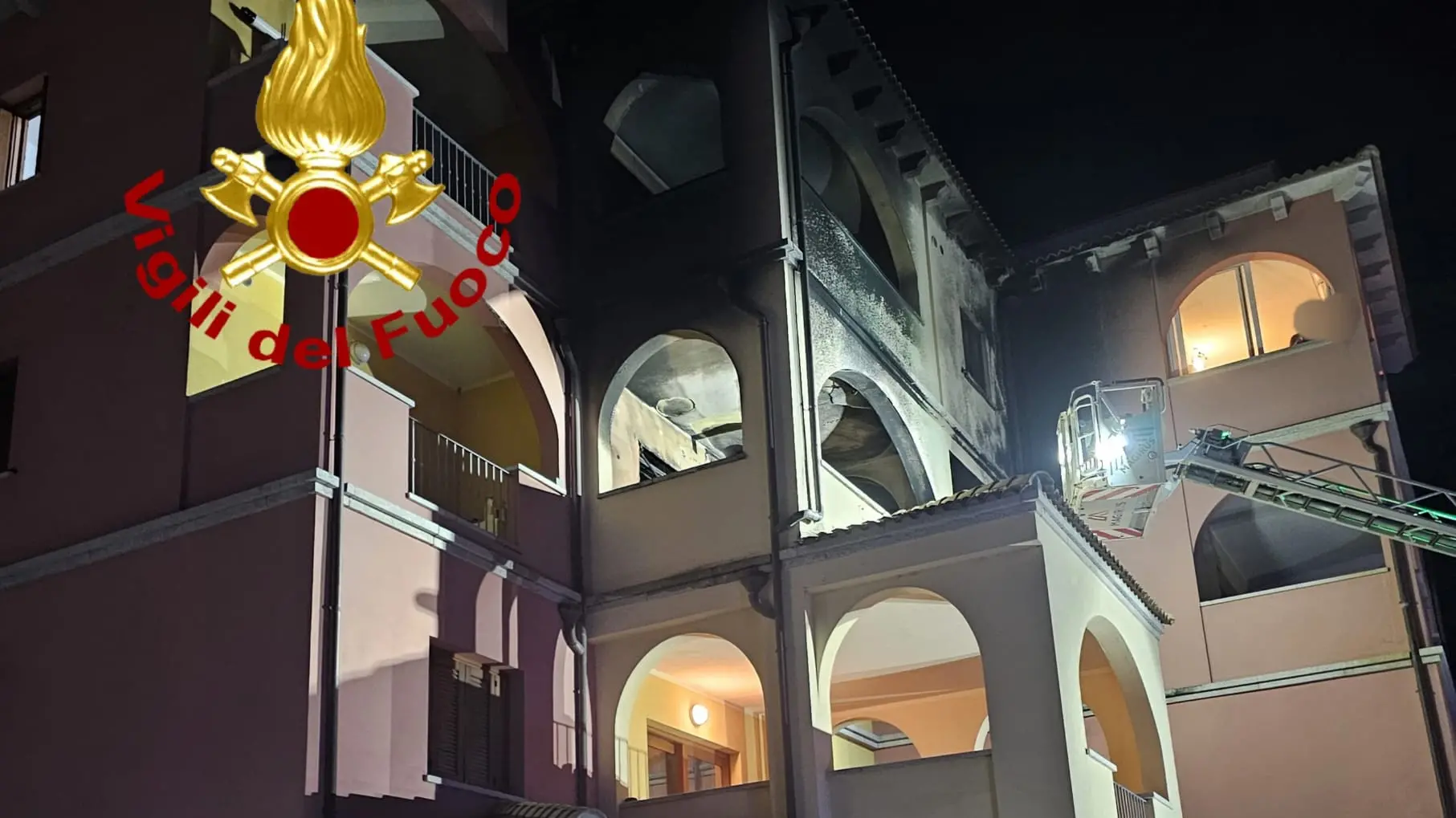 Notte di terrore a Olbia: incendio in veranda, due persone intossicate dal fumo