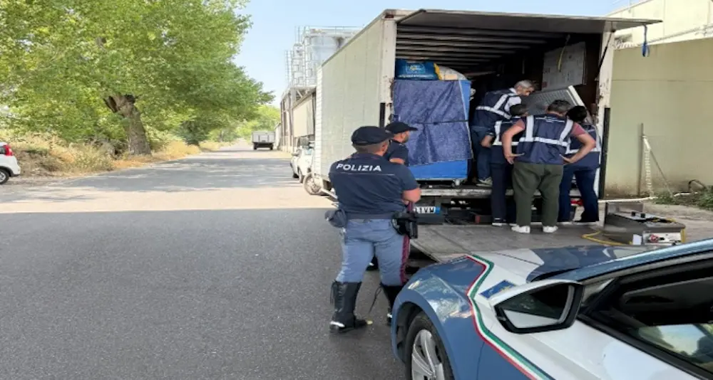 Carne surgelata trasportata senza refrigerazione: sanzionato conducente sulla SS131
