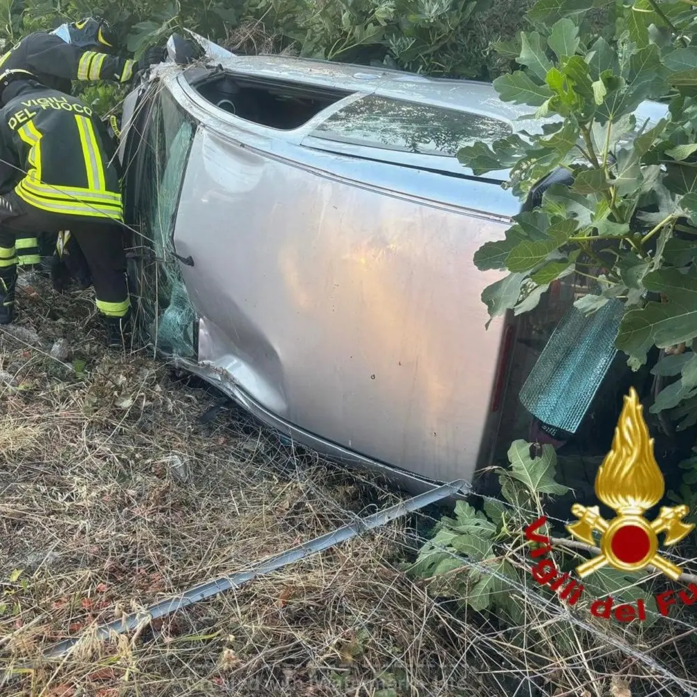 Incidente all'alba sulla provinciale 3 in direzione Ossi: auto si ribalta