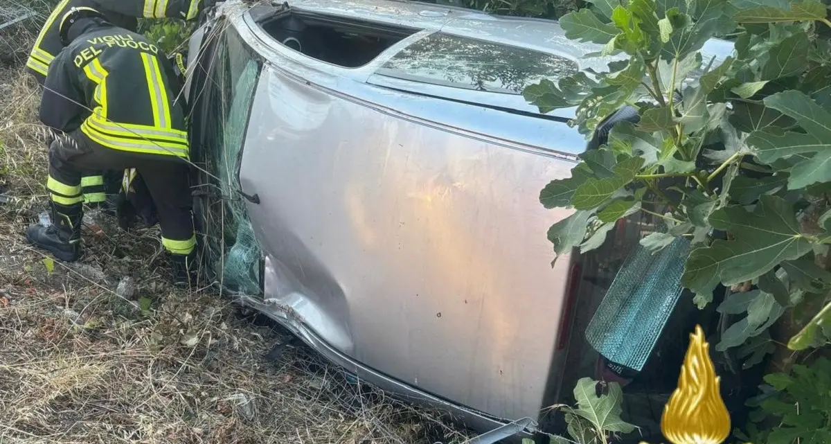 Incidente all'alba sulla provinciale 3 in direzione Ossi: auto si ribalta