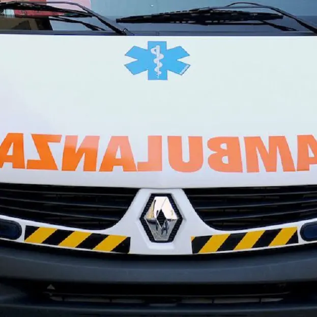 Cade dal tetto mentre ripara la casa: grave un 30enne a Platamona