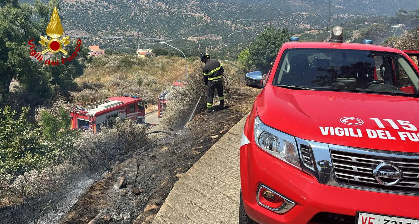 Paura a Nuoro: incendio lambisce abitazioni, interviene l’elicottero